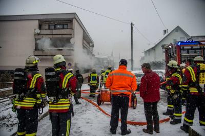 Aichwald-Schanbach: Messi-Wohnung in Brand - Feuerwehr hat Probleme mit Muell in der Wohnung